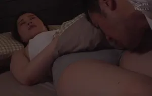 3 ngày ông chồng đi công việc, người vợ ở nhà nữa đêm bị bố ông chồng mò vào phòng
