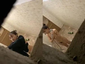 Quay lén em ghệ vú đẹp tắm, khe cô bé chảy nước ròng ròng
