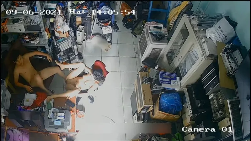 Cô vợ chồng nện nhau trong của hàng máy tính